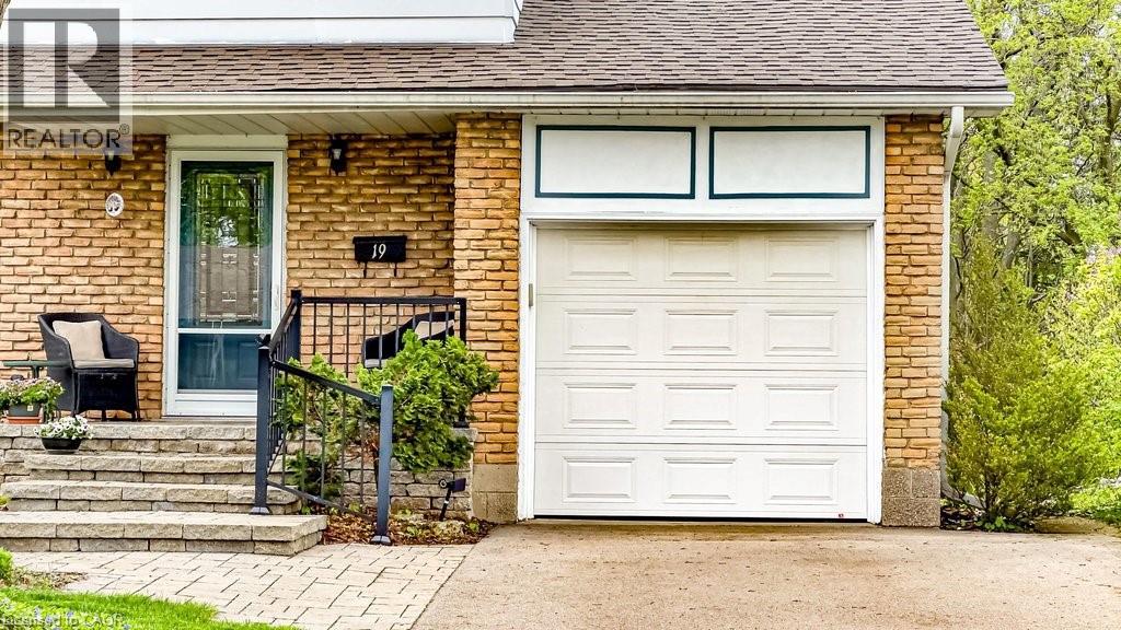 19 CHATEAU Court