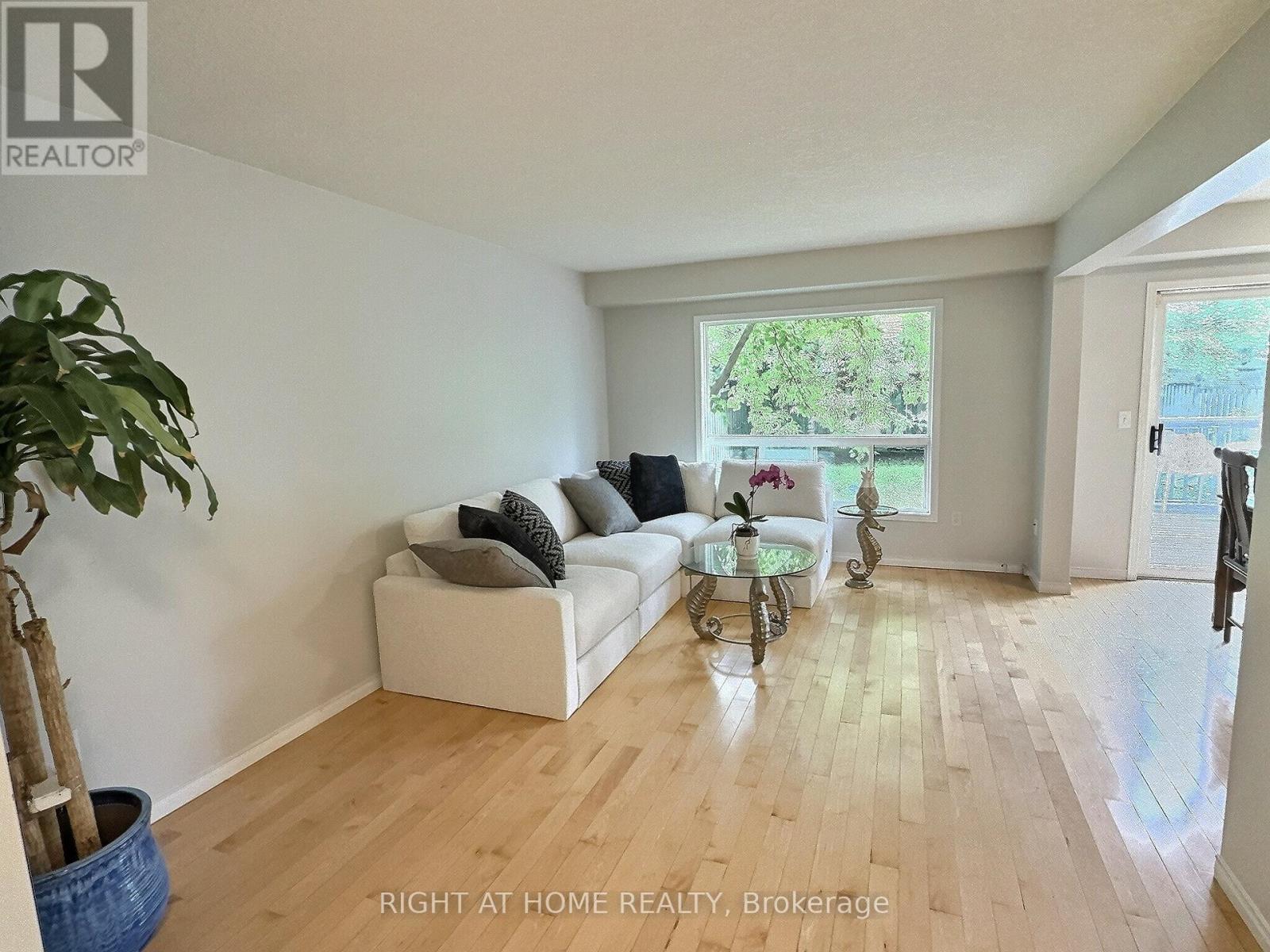 385 HAVENDALE CRESCENT