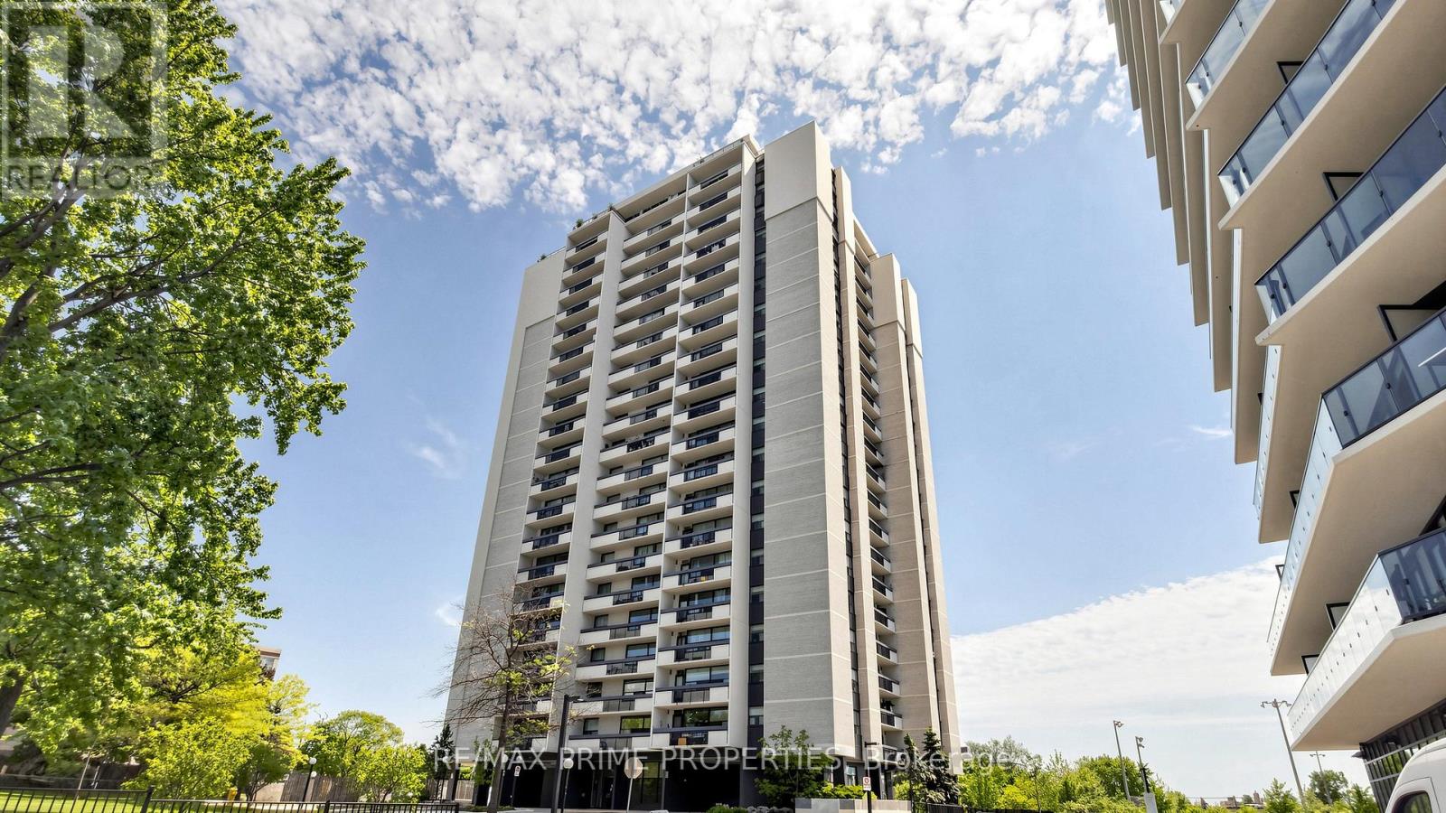 Photo 1 of 33 — 1404 - 1455 LAWRENCE AVENUE W Unit 1404, Toronto (Brookhaven-Amesbury), ON M6L1B1
