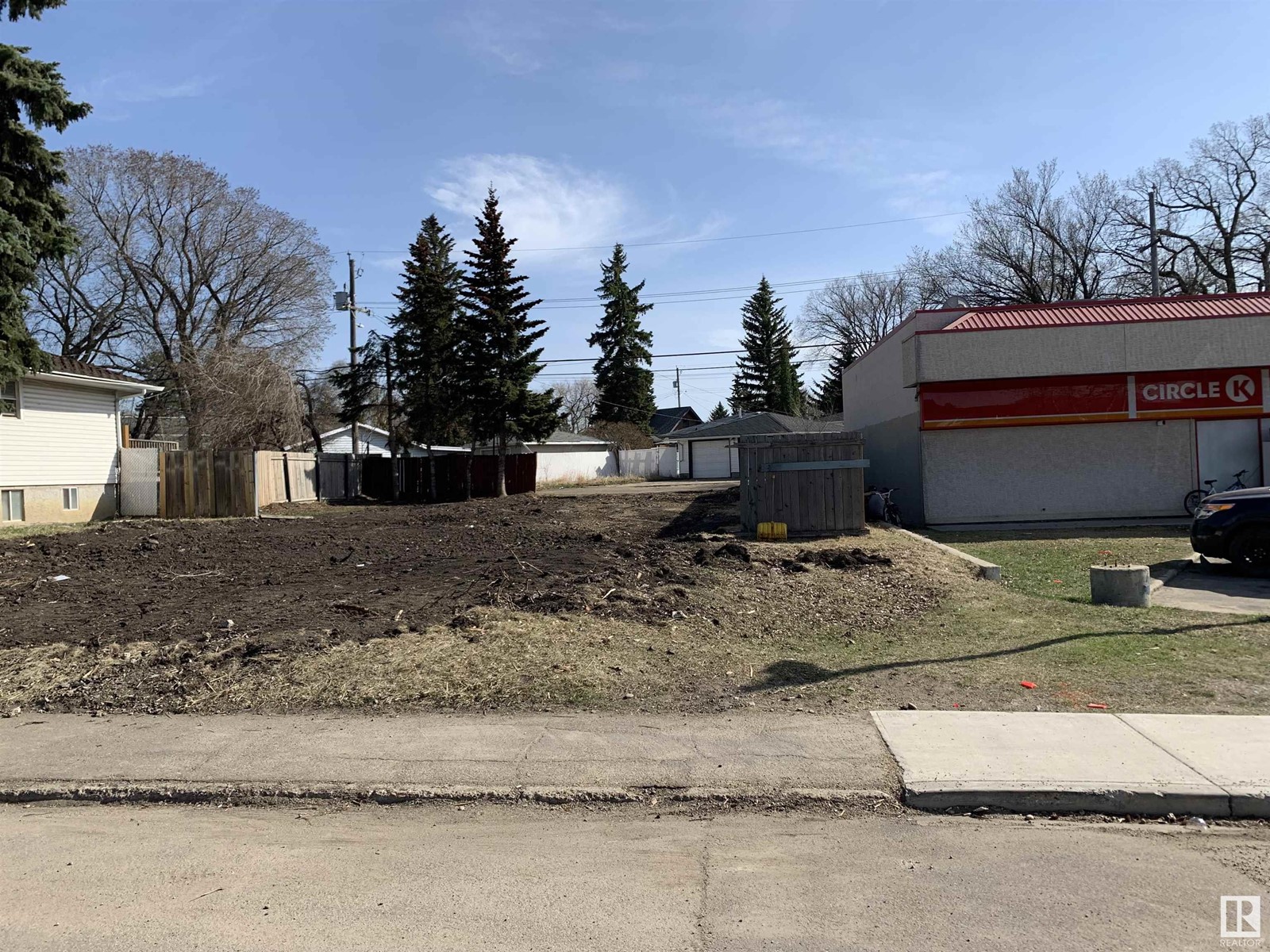 10823 61 AV NW