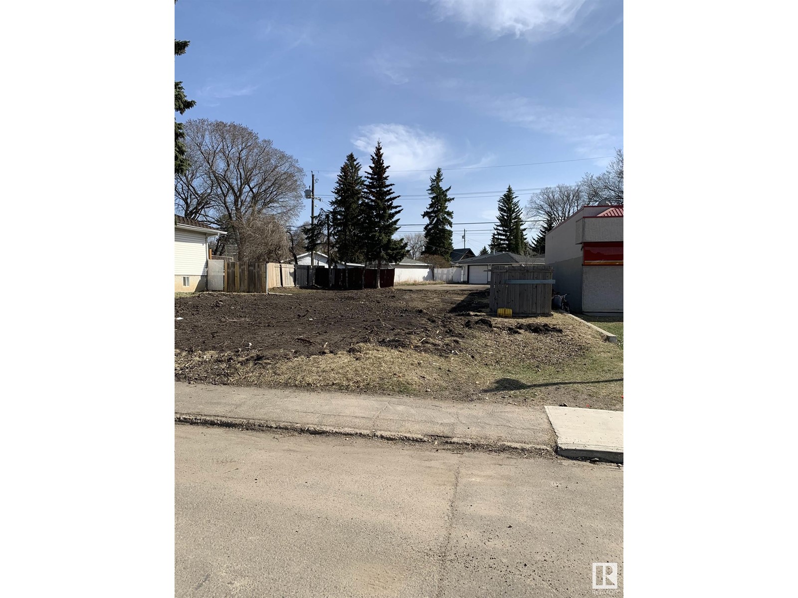 10823 61 AV NW