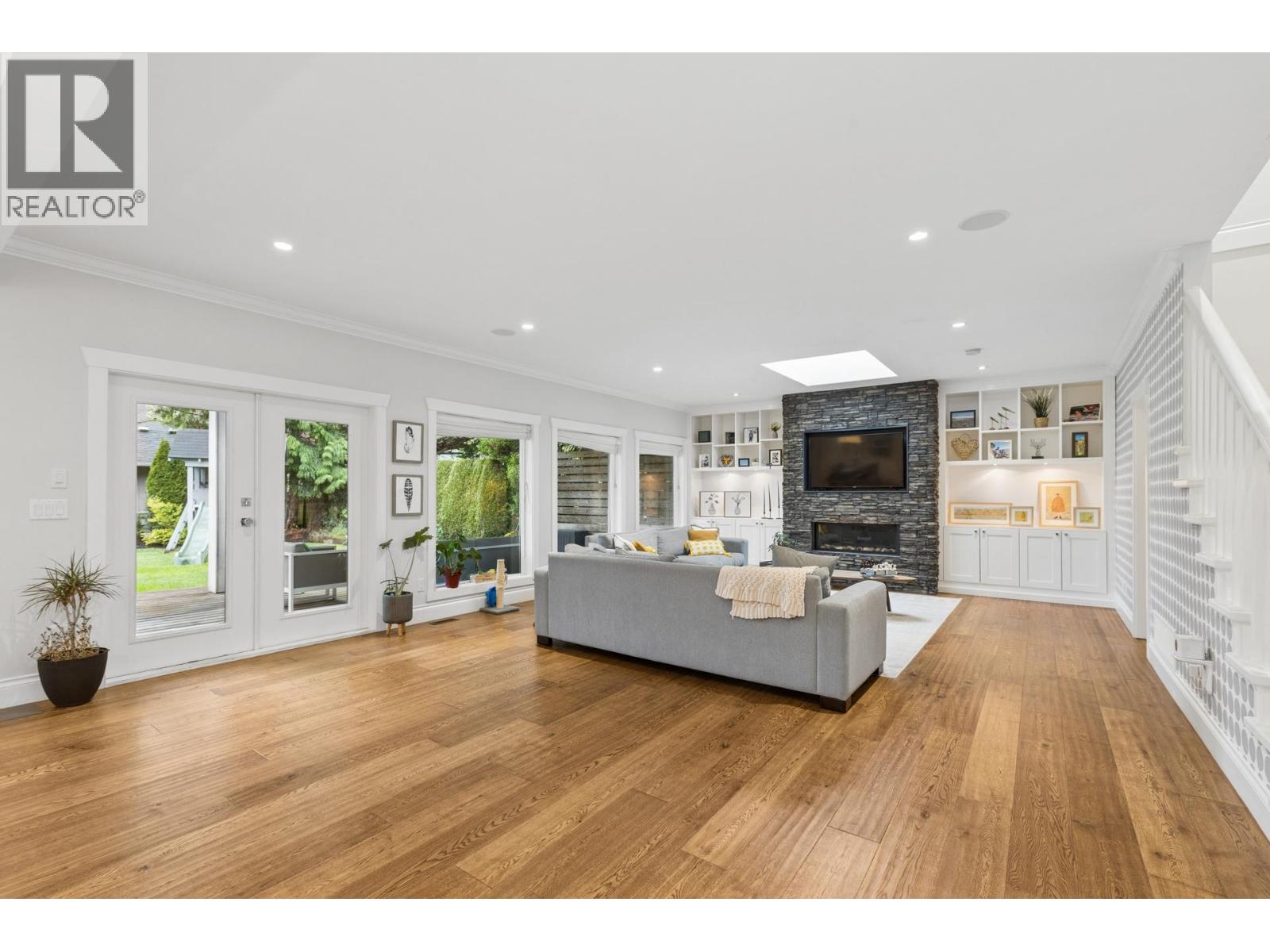 3476 WELLINGTON CRESCENT