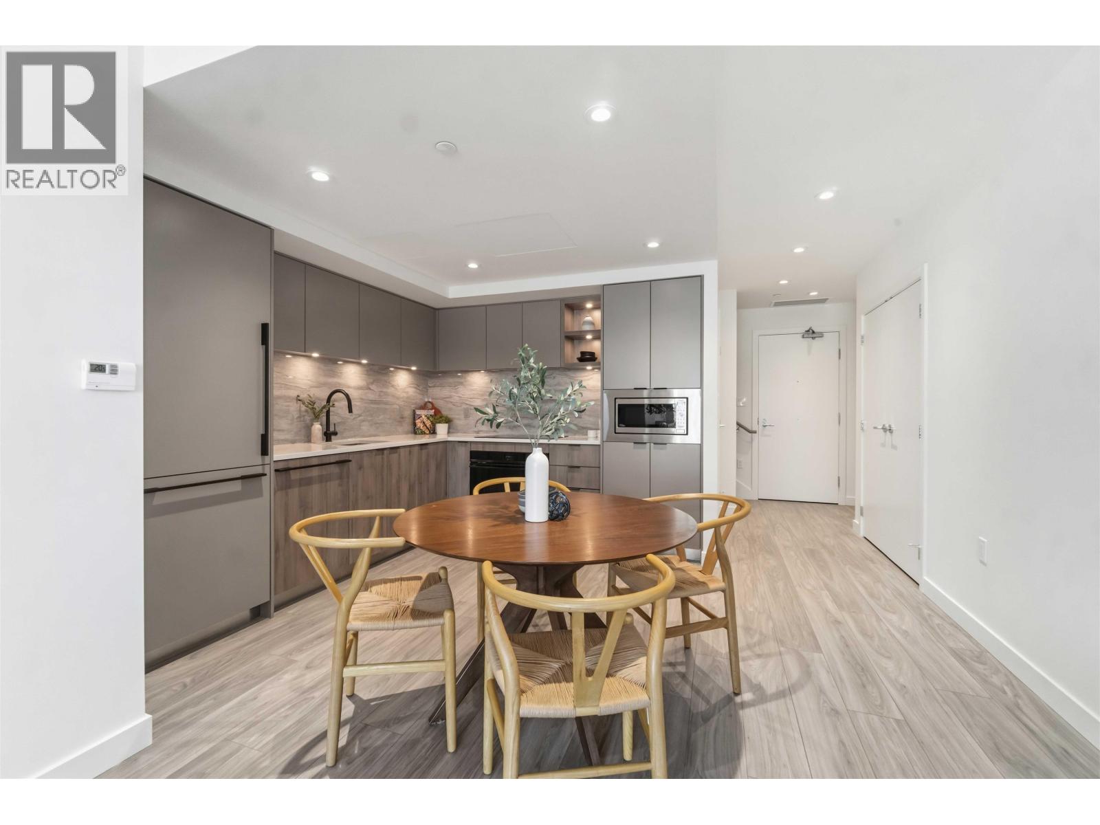 TH 109 755 HARBOURSIDE DRIVE