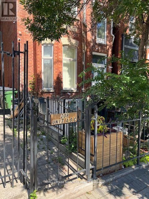 A - 208 CARLTON STREET Toronto (Cabbagetown-South St. James Town) ON M5A2L1