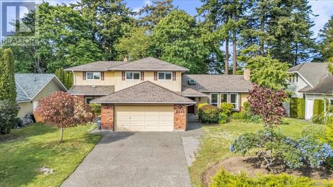2232 Lifton Pl Saanich BC V8N6B2