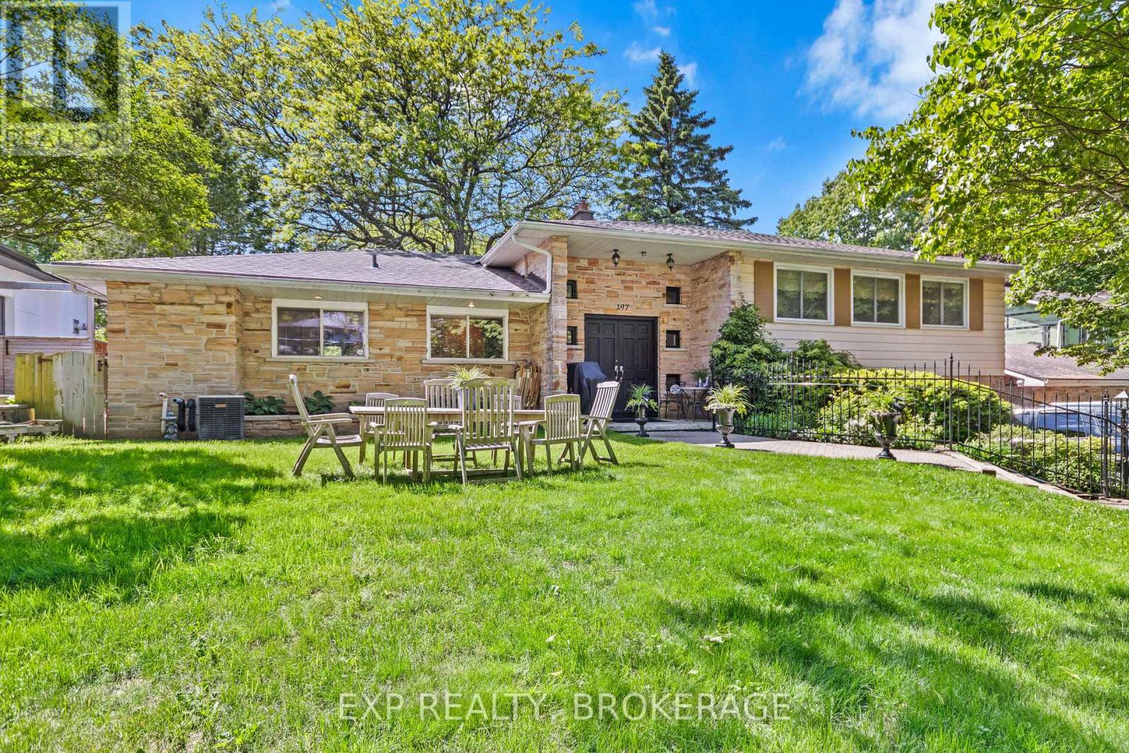 197 FAIRWAY HILL CRESCENT