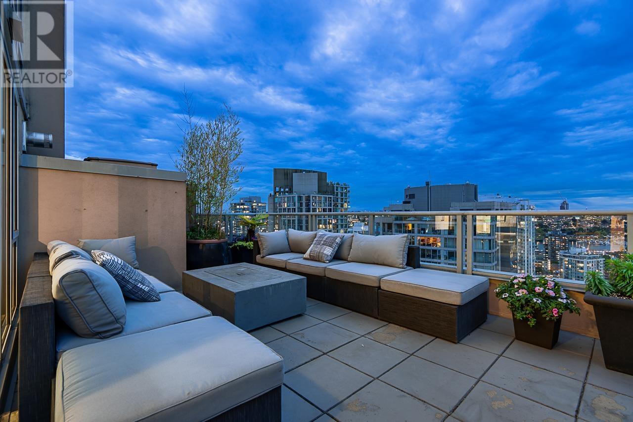 PH4 950 CAMBIE STREET