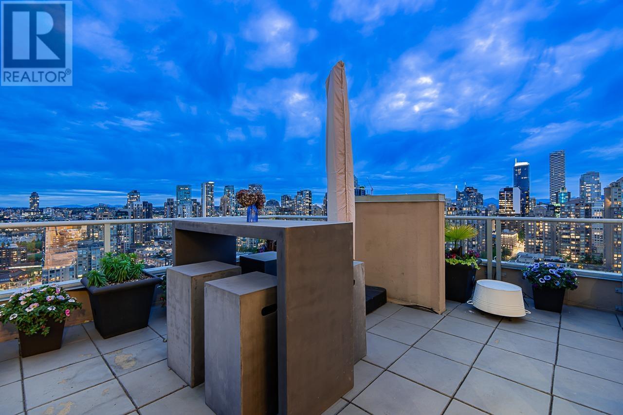 PH4 950 CAMBIE STREET