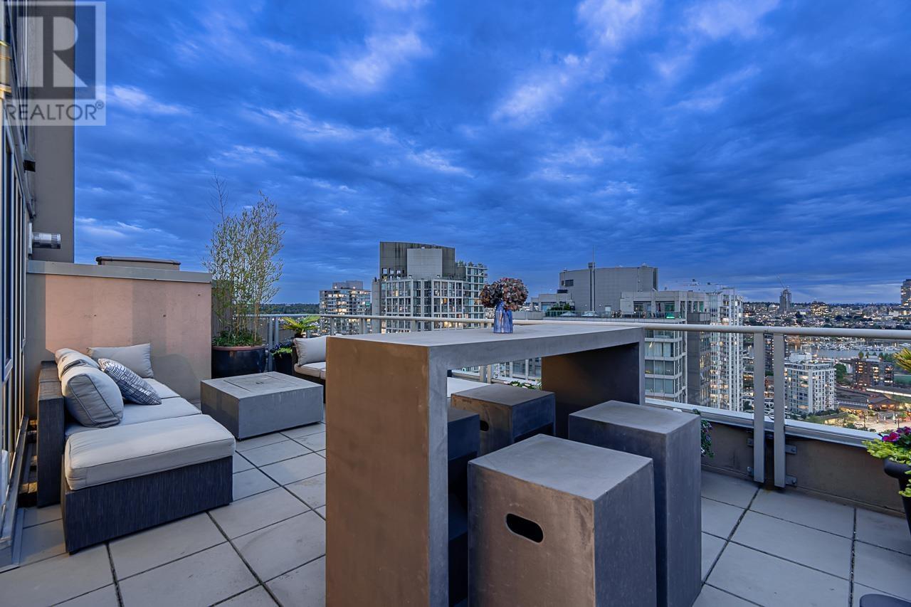 PH4 950 CAMBIE STREET