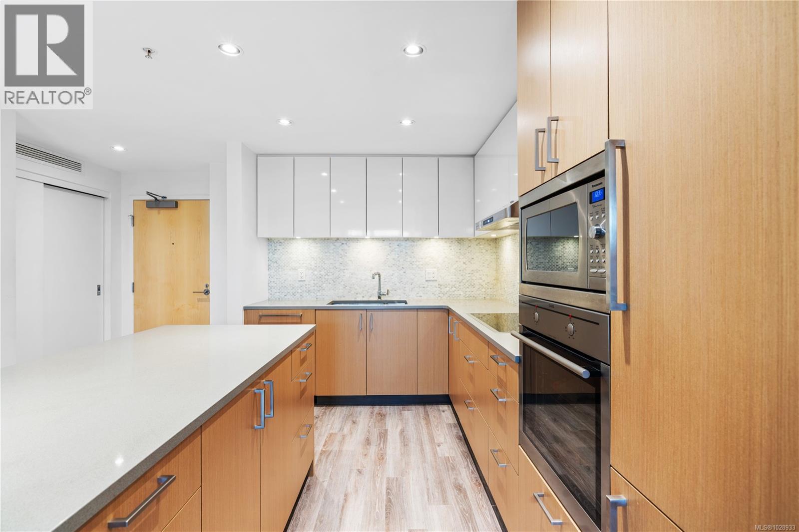 305 838 Broughton St