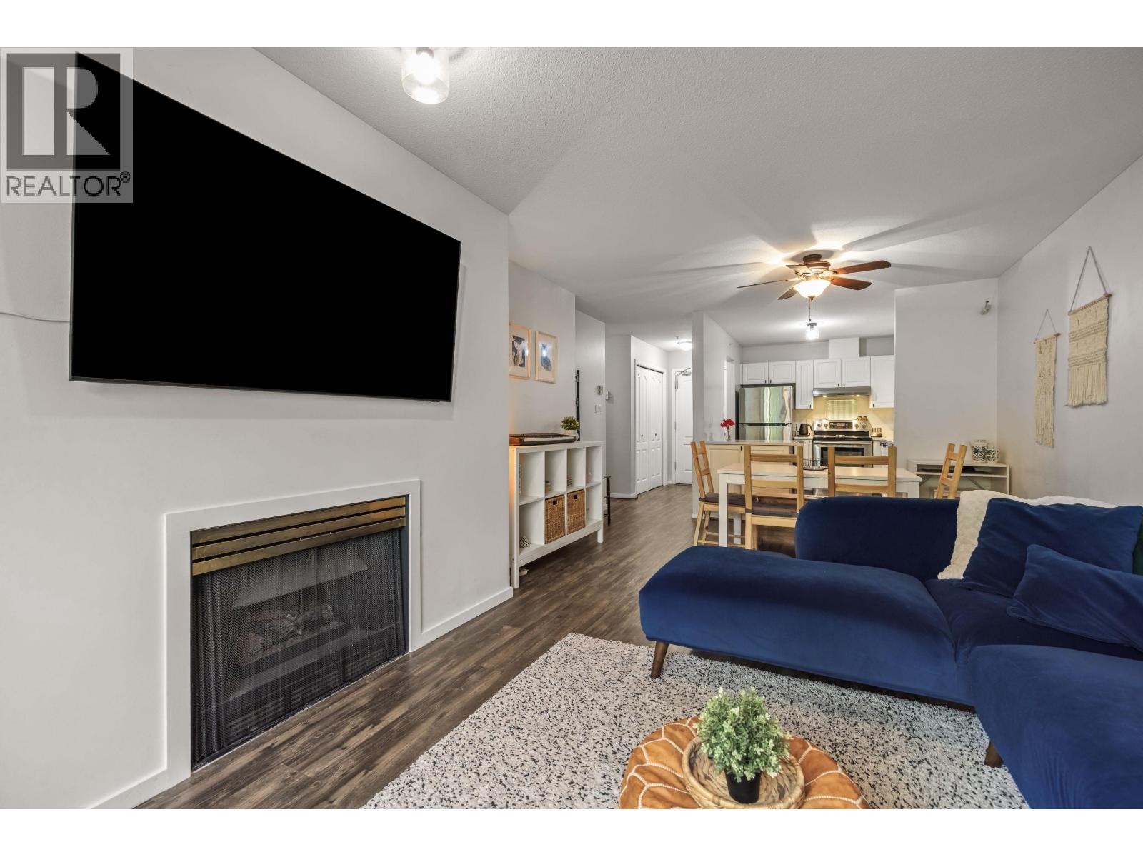 208 2551 PARKVIEW LANE