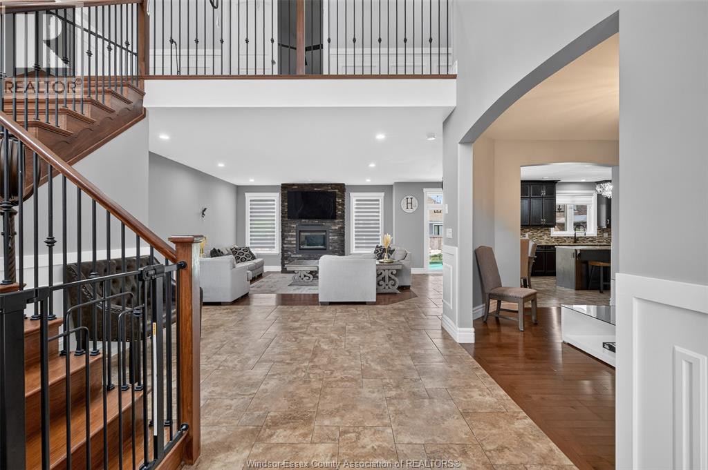 1092 REGENCY CRESCENT