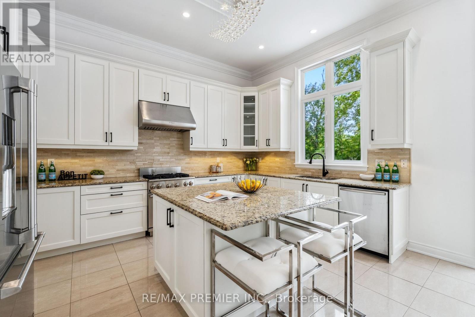76 HEINTZMAN CRESCENT