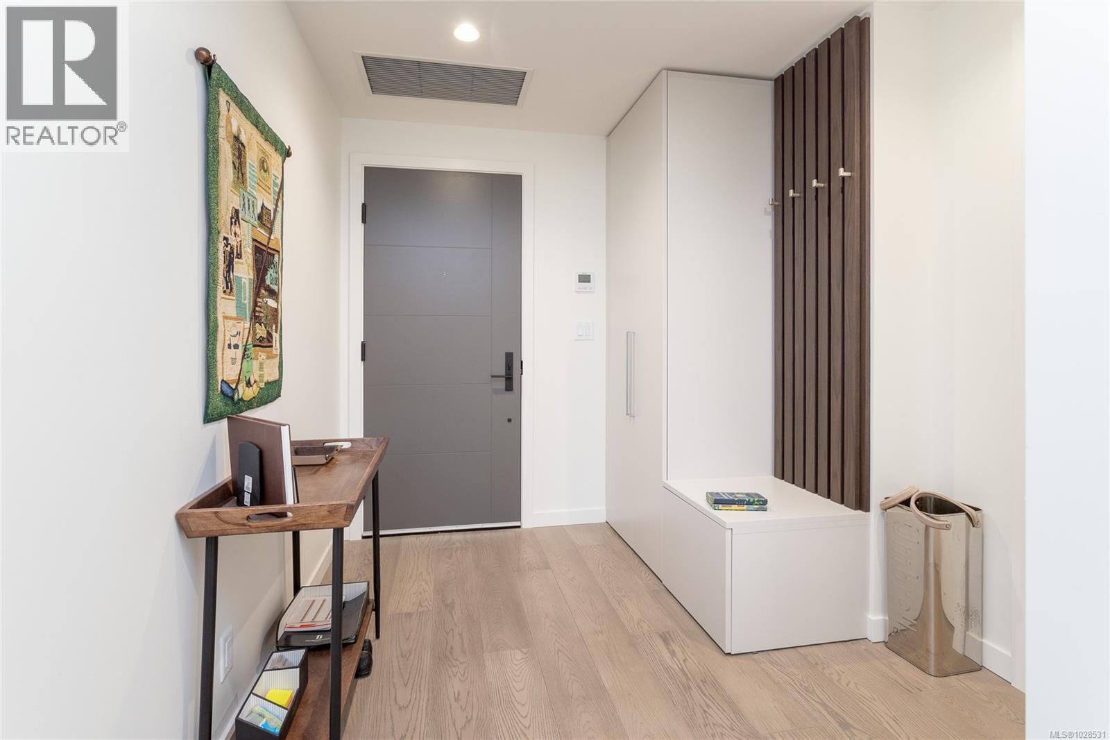 915 2000 Hannington Rd