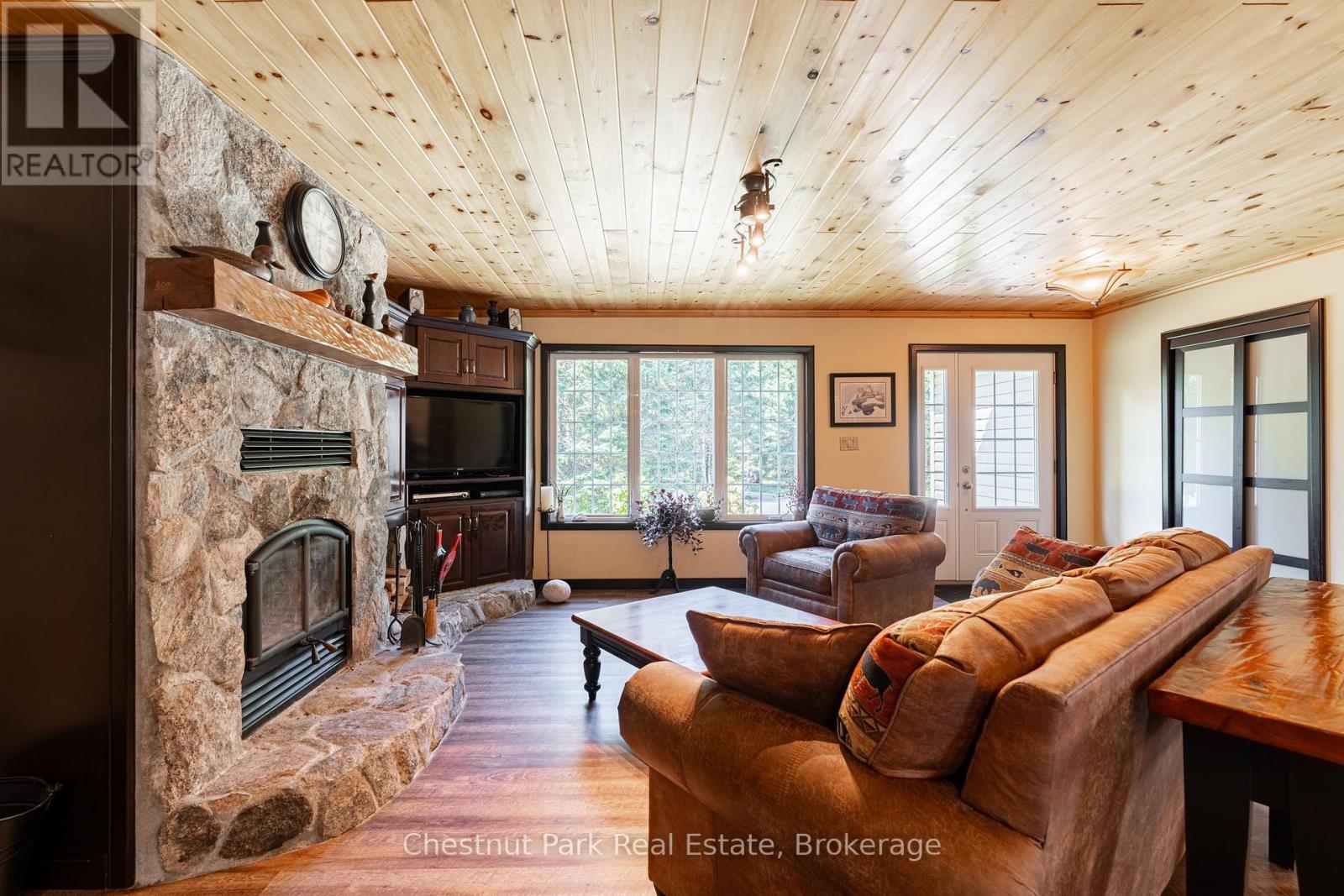 2253 LONE PINE DRIVE