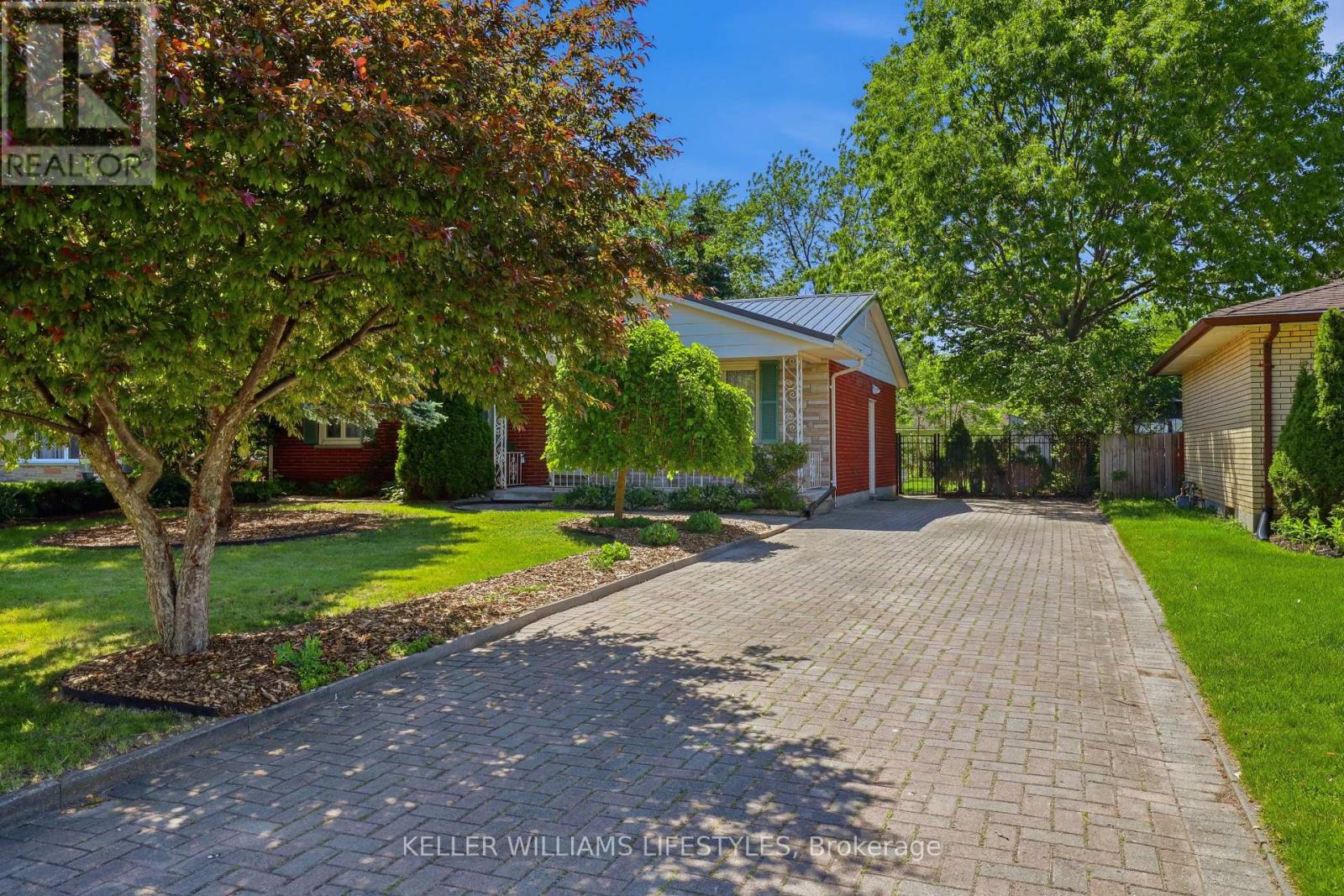 15 HAWKESBURY AVENUE