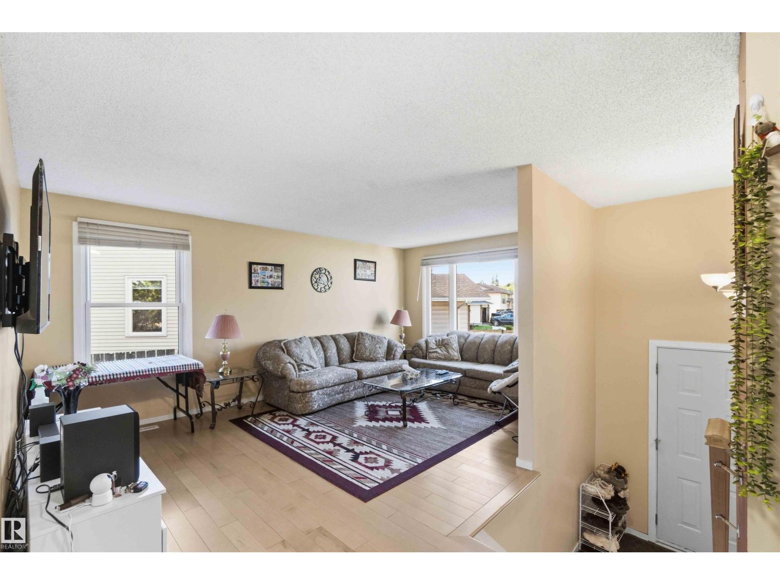 8819 29 AV NW