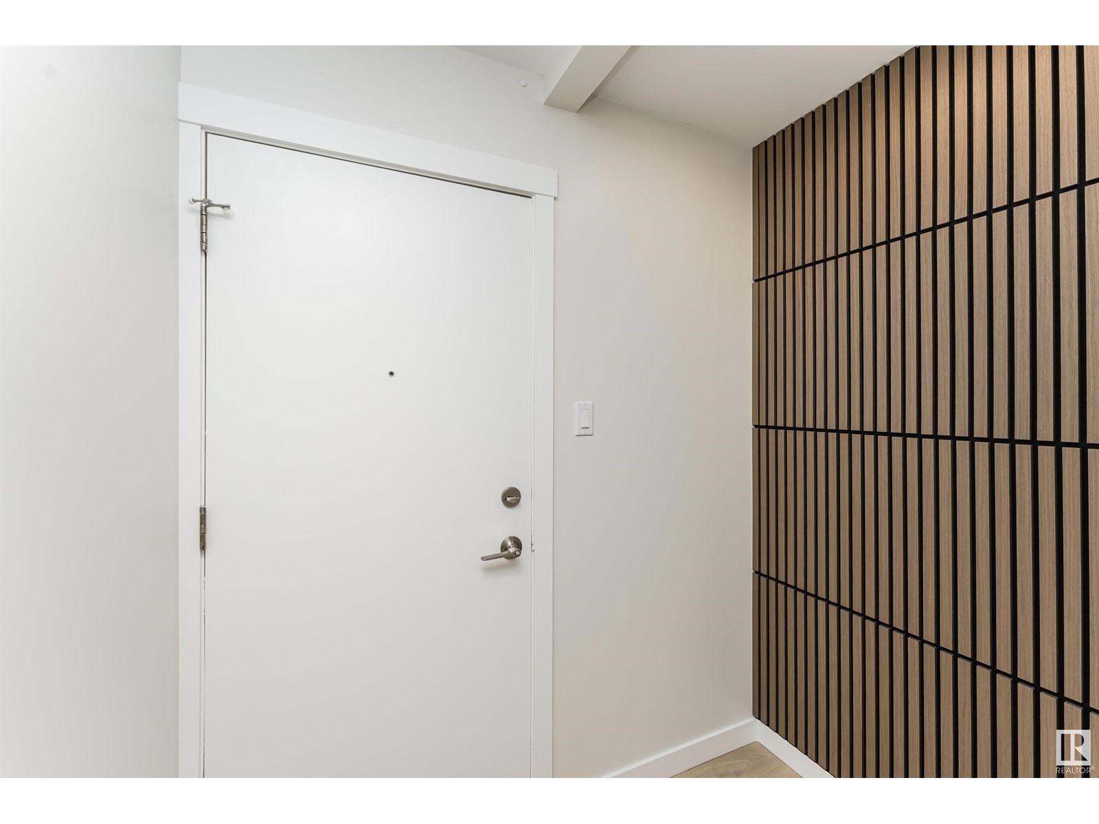 #5 3835 76 ST NW