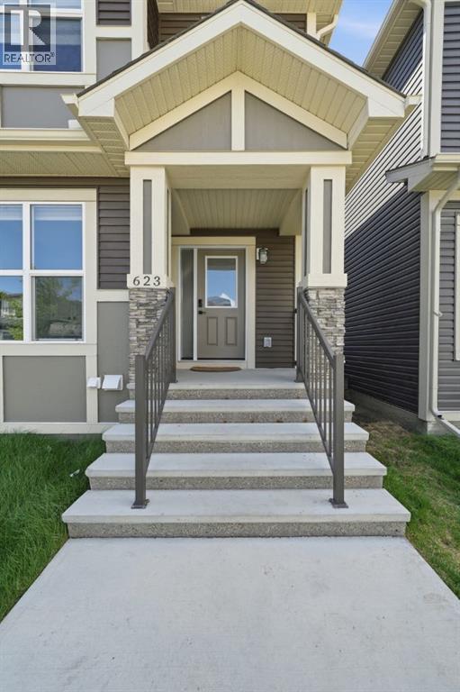 623 Savanna Crescent NE