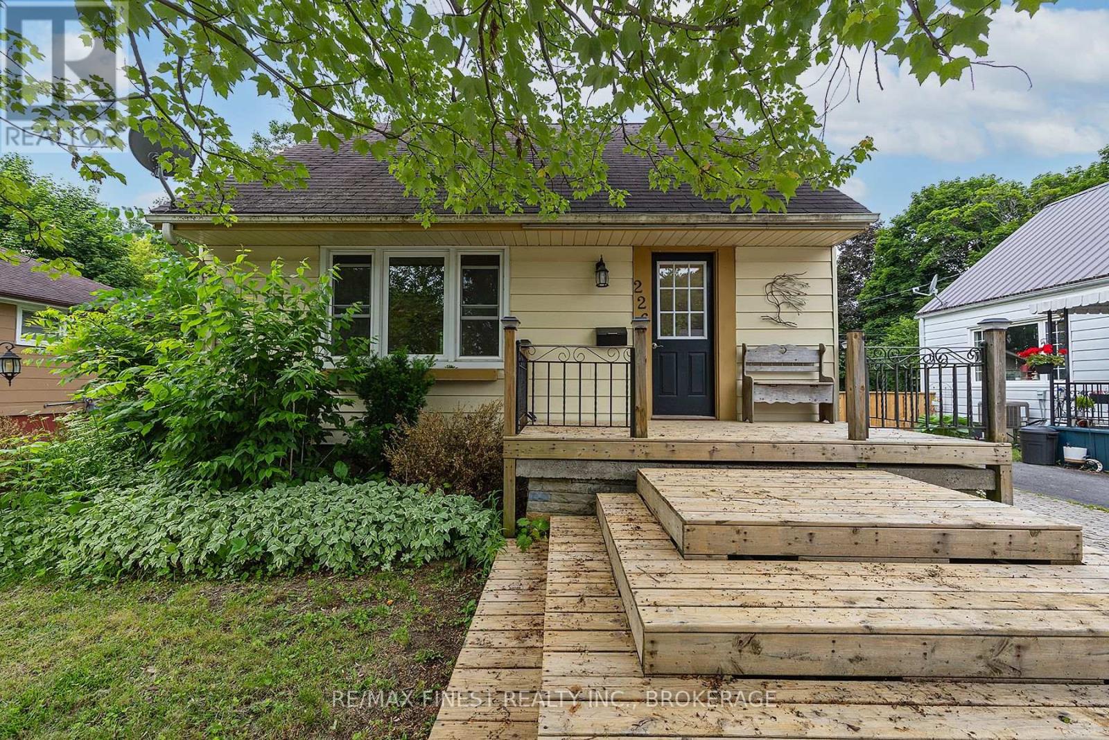 226 SIMCOE STREET