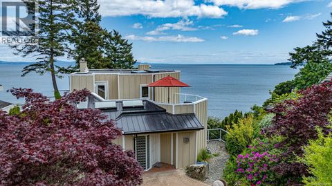 5267 Parker Ave Saanich BC V8Y2N1