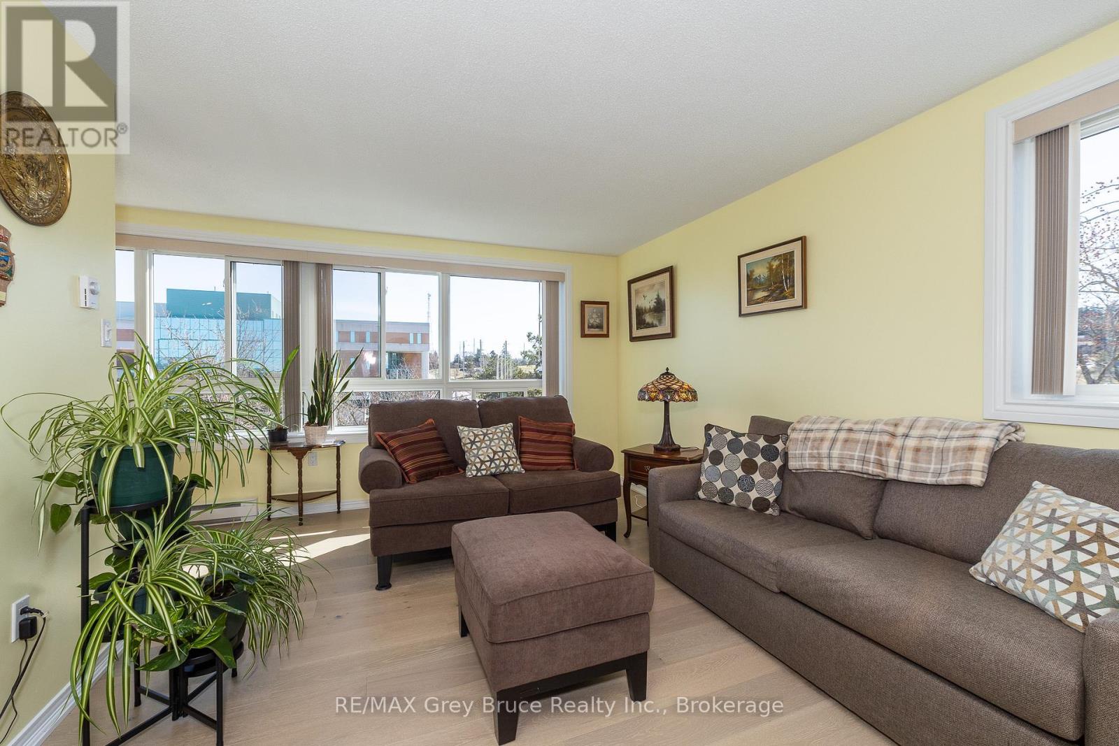 502 - 850 6TH STREET E