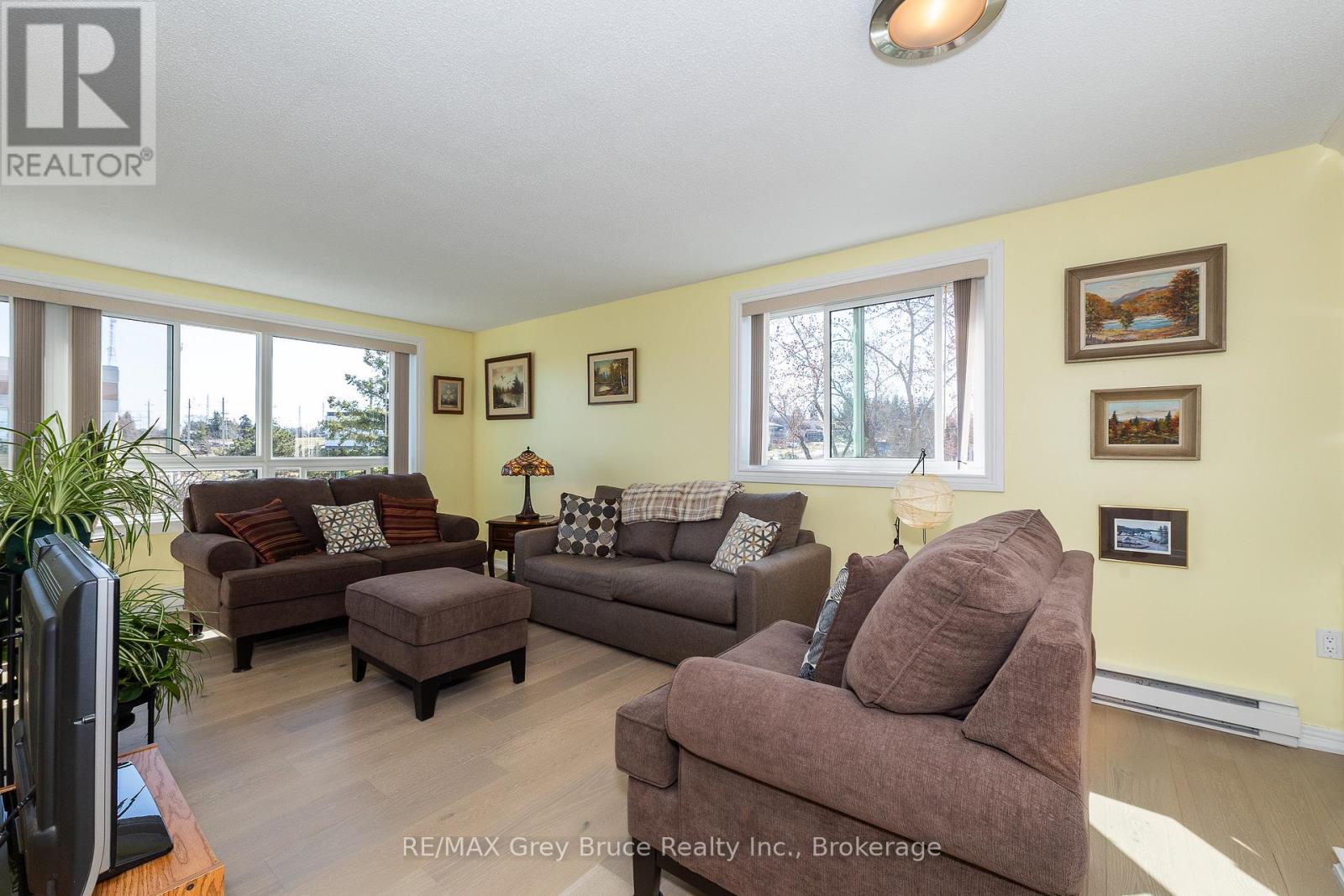 502 - 850 6TH STREET E