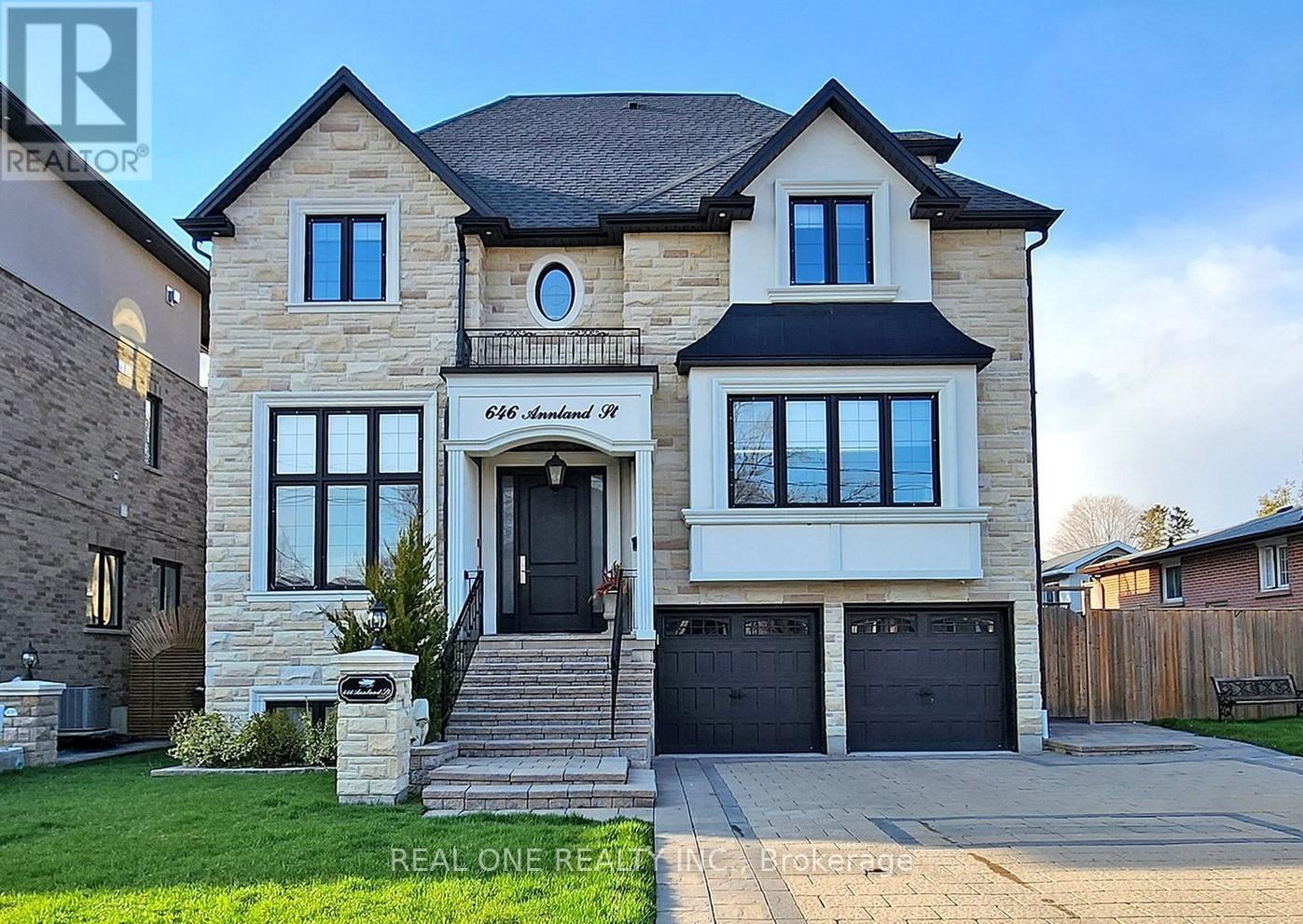 Photo 1 of 40 — 646 Annland Street, Pickering, ON L1W1B1