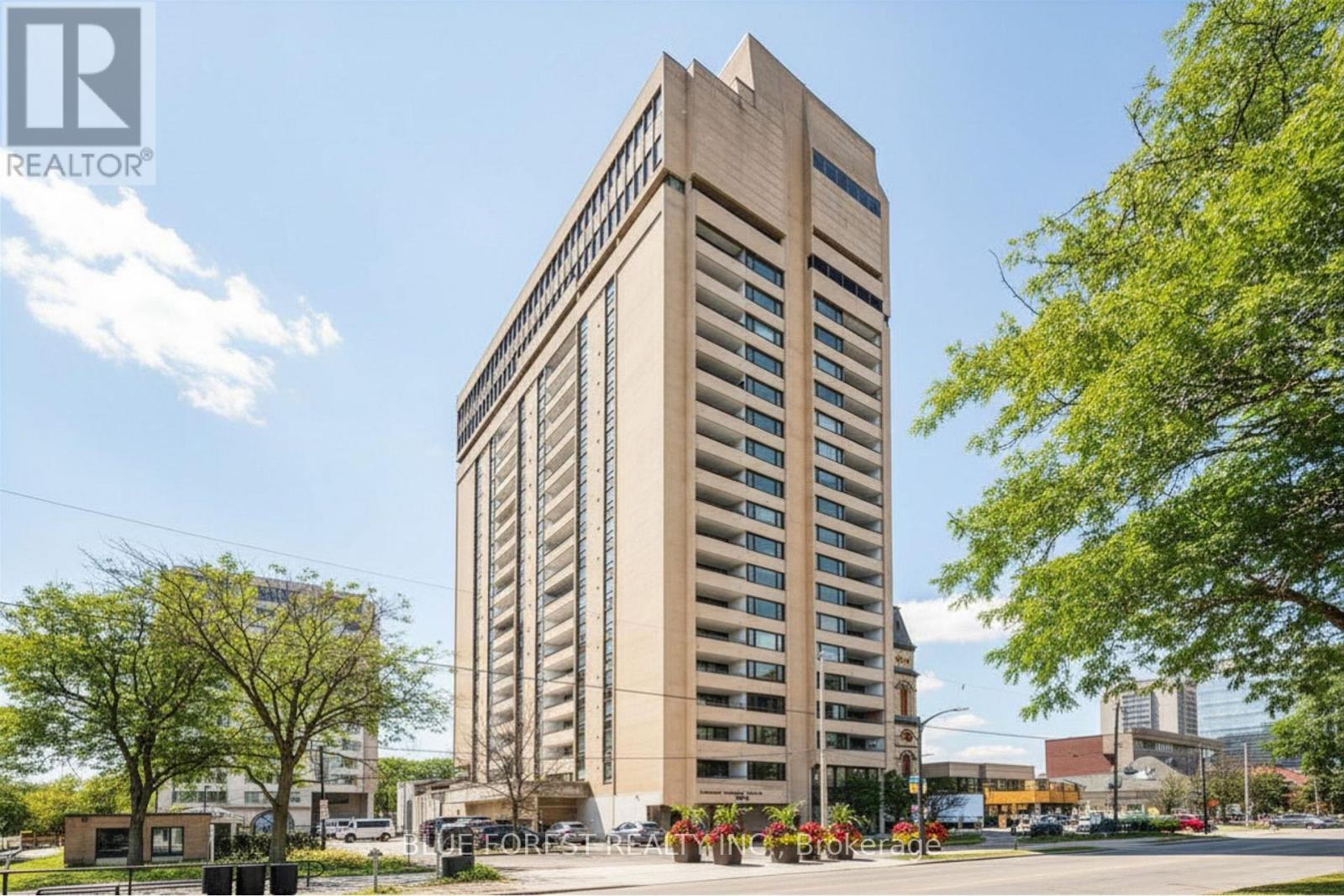 1705 - 389 DUNDAS STREET W