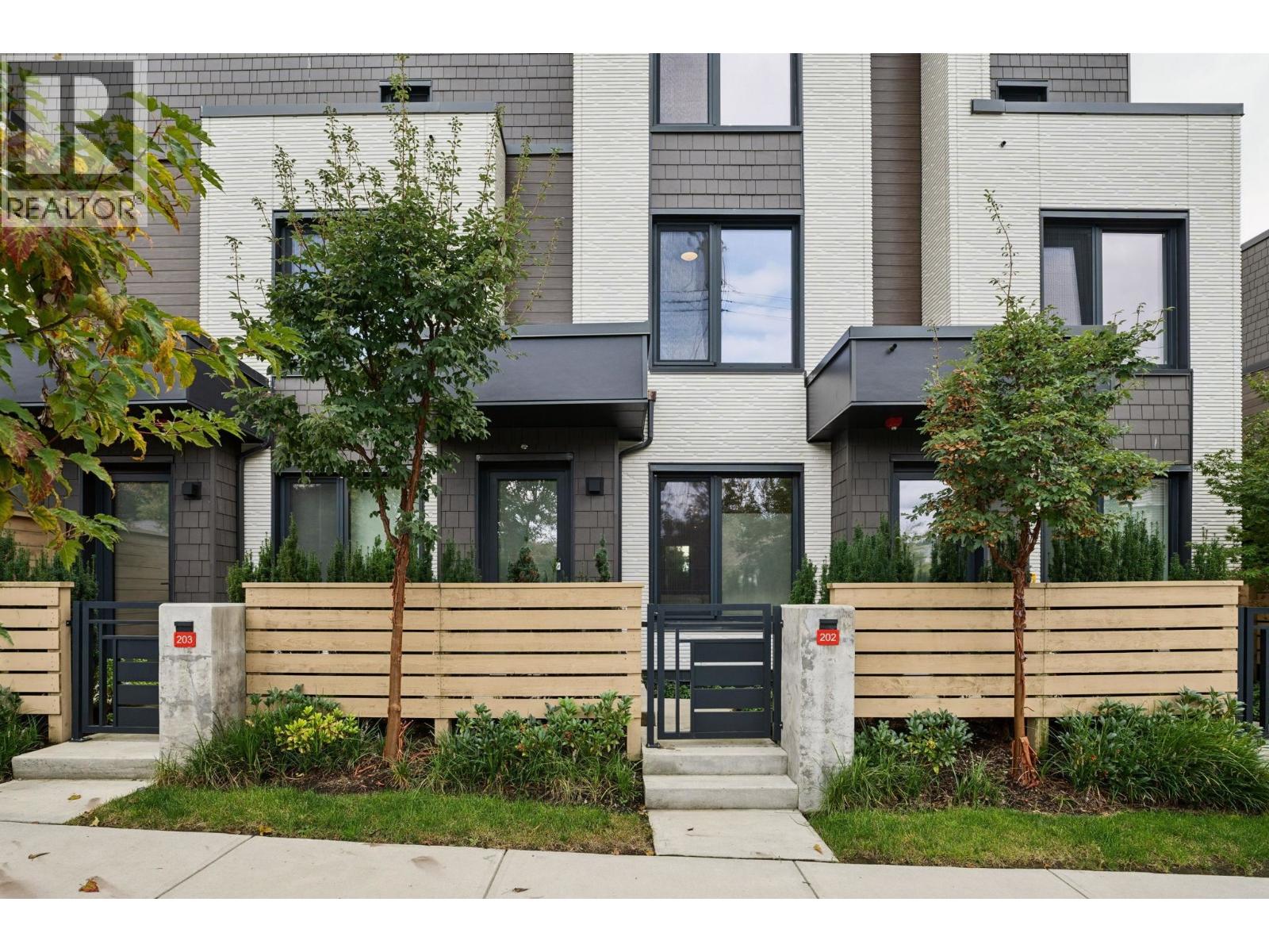 202 606 FOSTER AVENUE