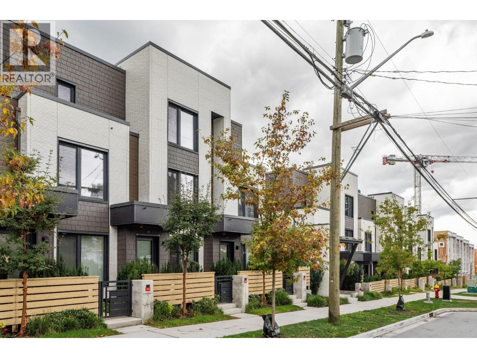 202 606 FOSTER AVENUE