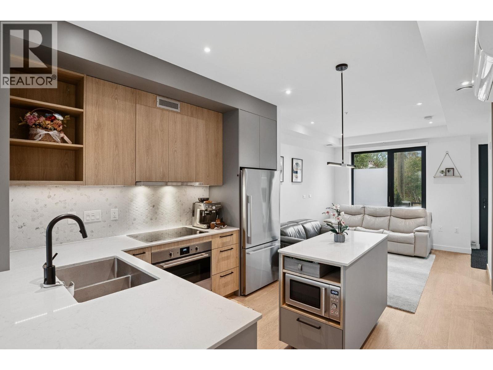 202 606 FOSTER AVENUE