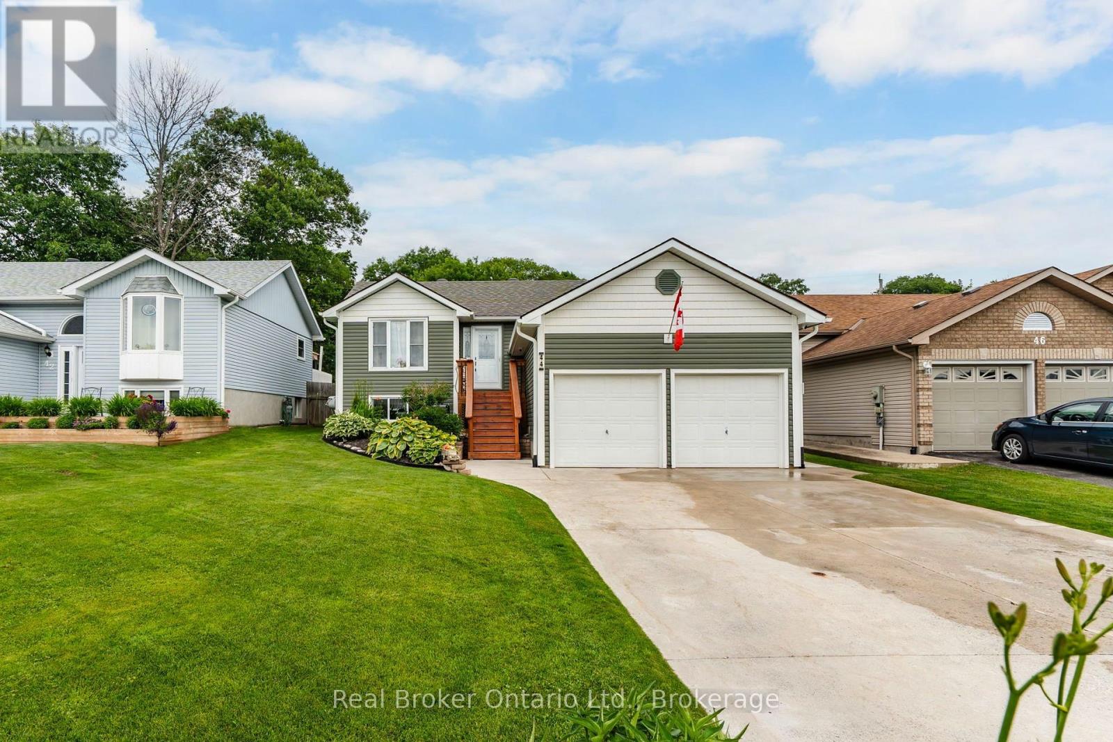 Photo 1 of 33 — 44 BYRNES CRESCENT, Penetanguishene, ON L9M1V9