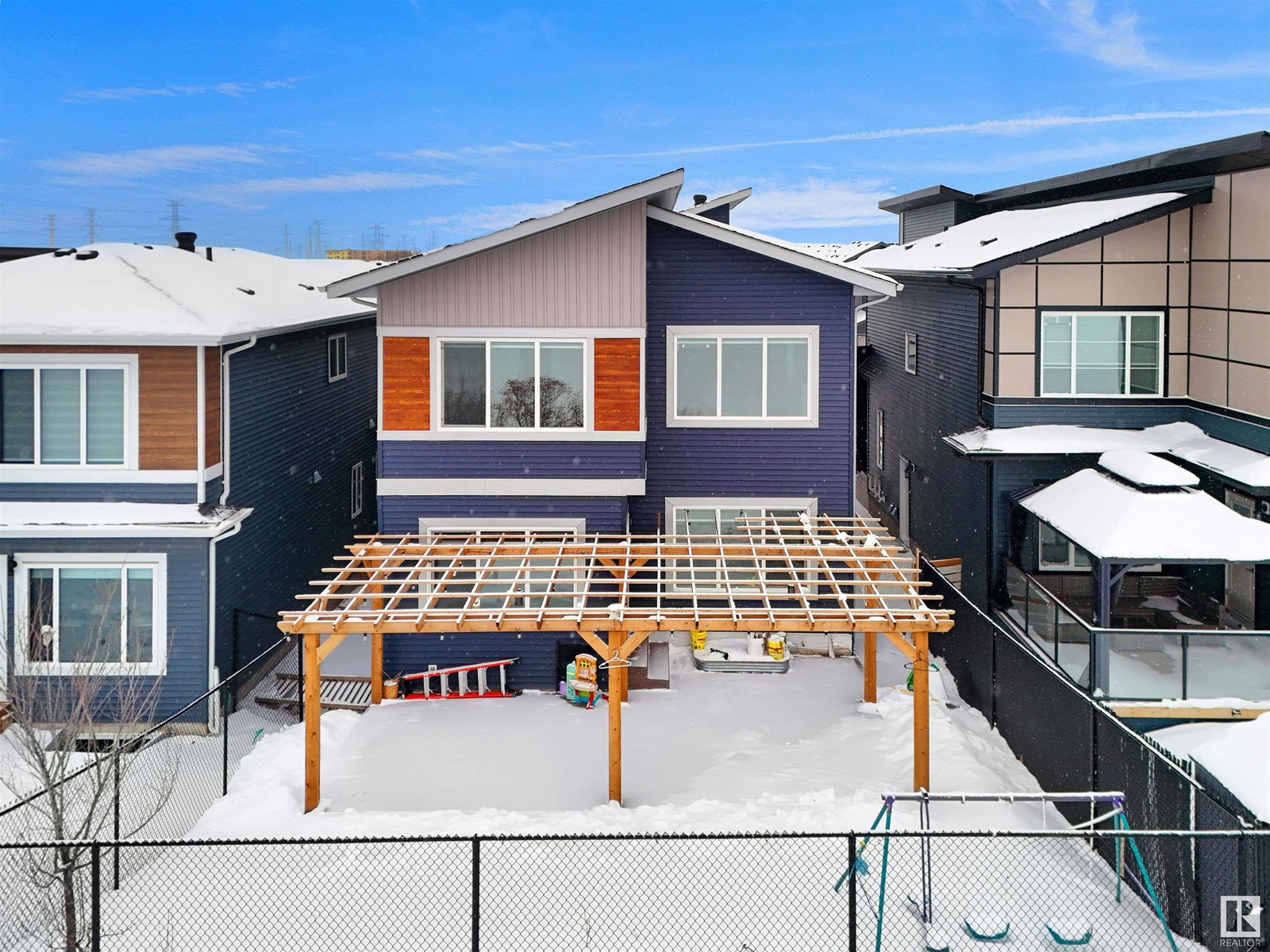 328 42 ST SW