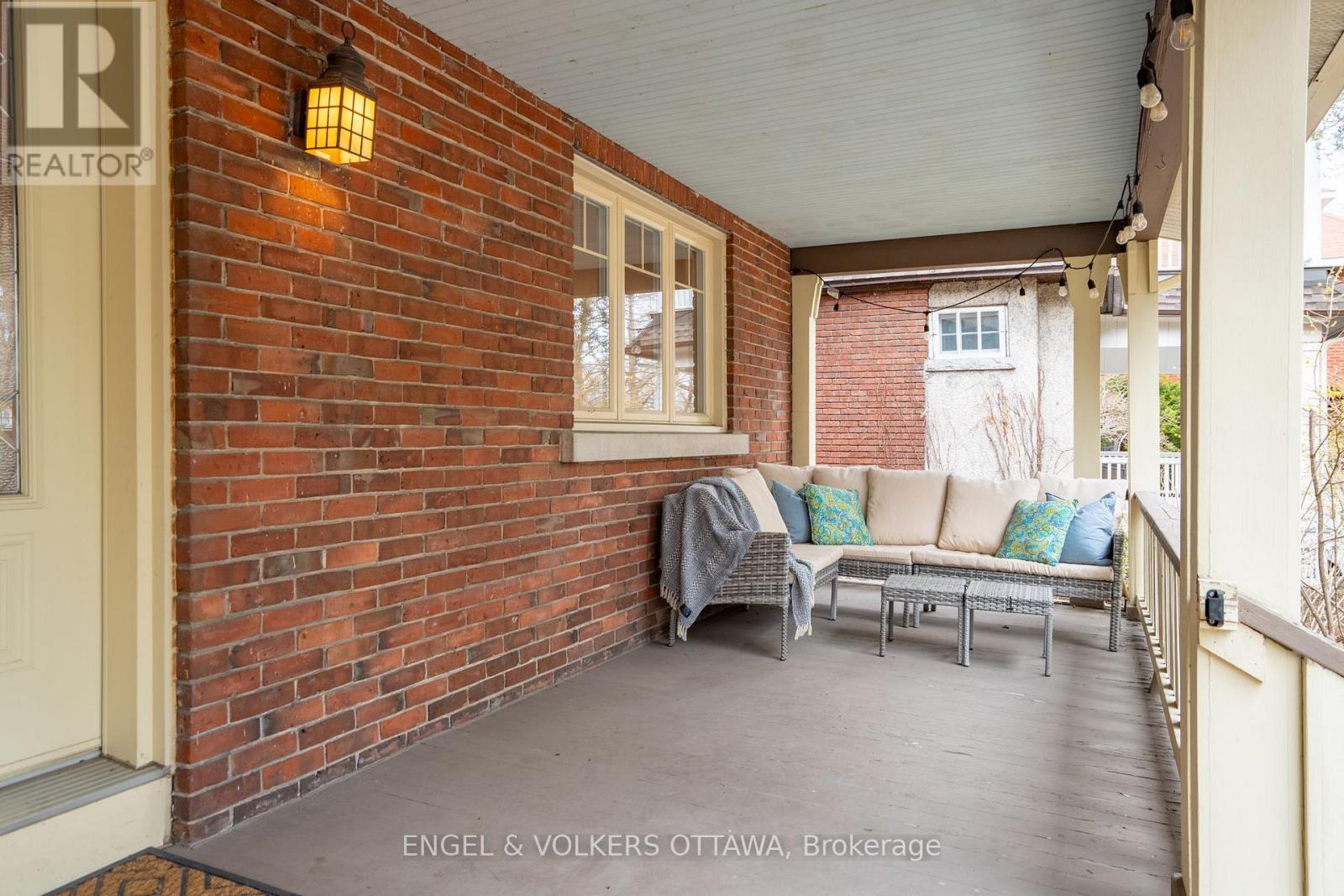 498 QUEEN ELIZABETH DRIVE