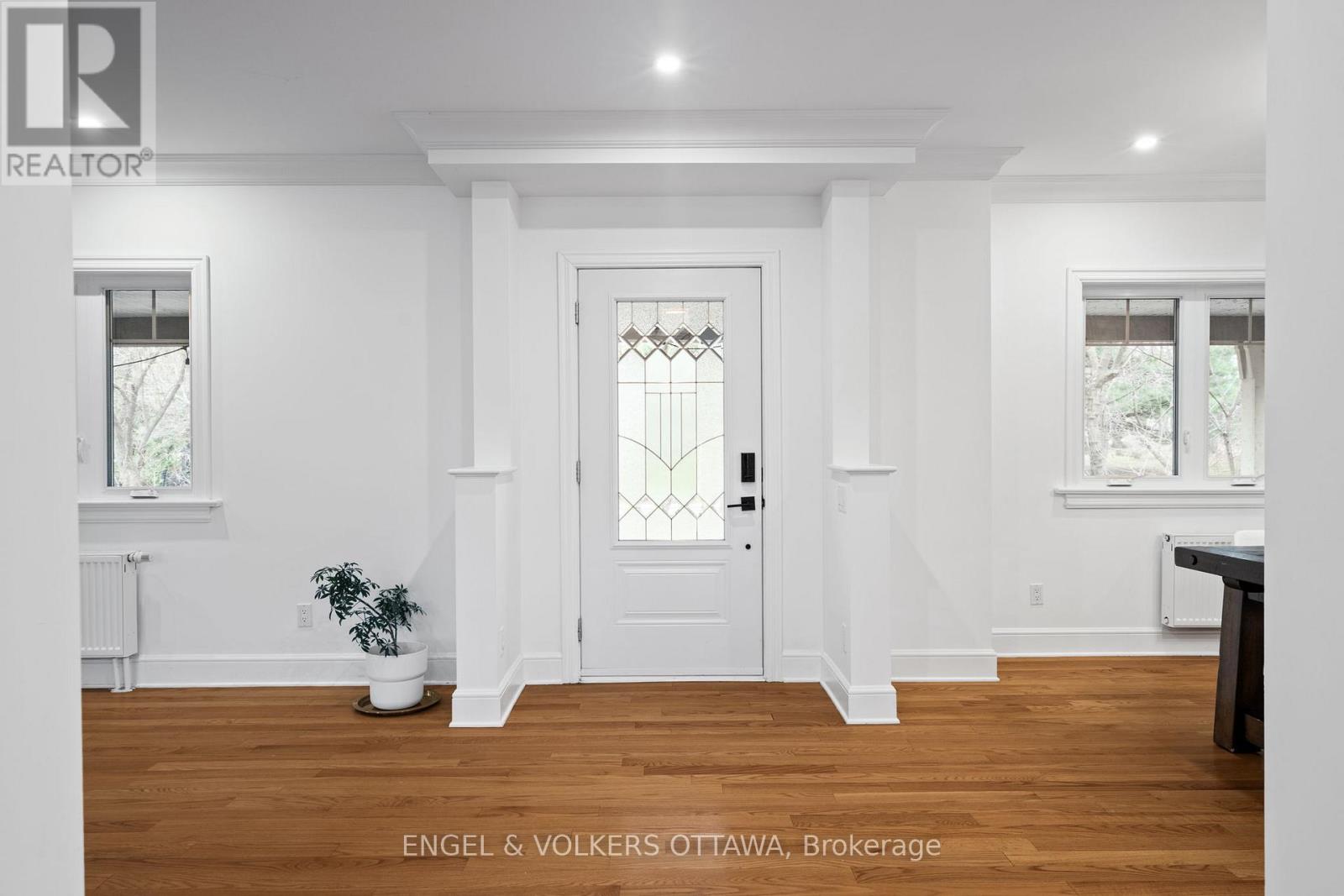 498 QUEEN ELIZABETH DRIVE