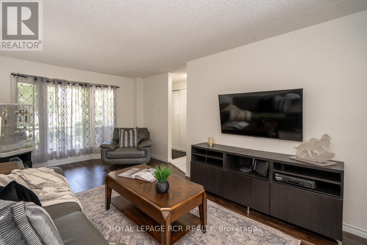 252 ELMWOOD CRESCENT