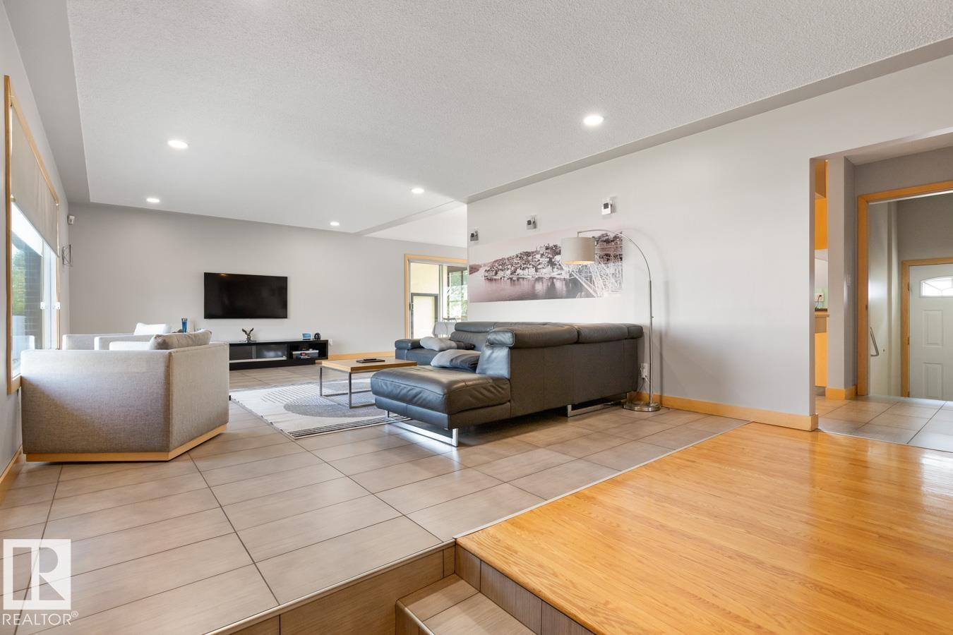 8007 128 AV NW