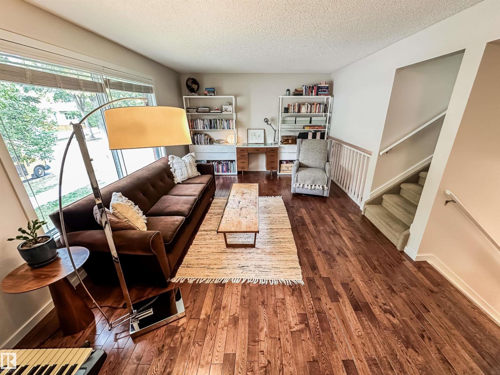 12005 90 ST NW