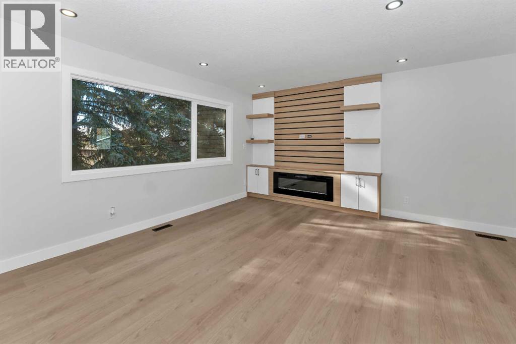 915 Pinecliff Drive NE