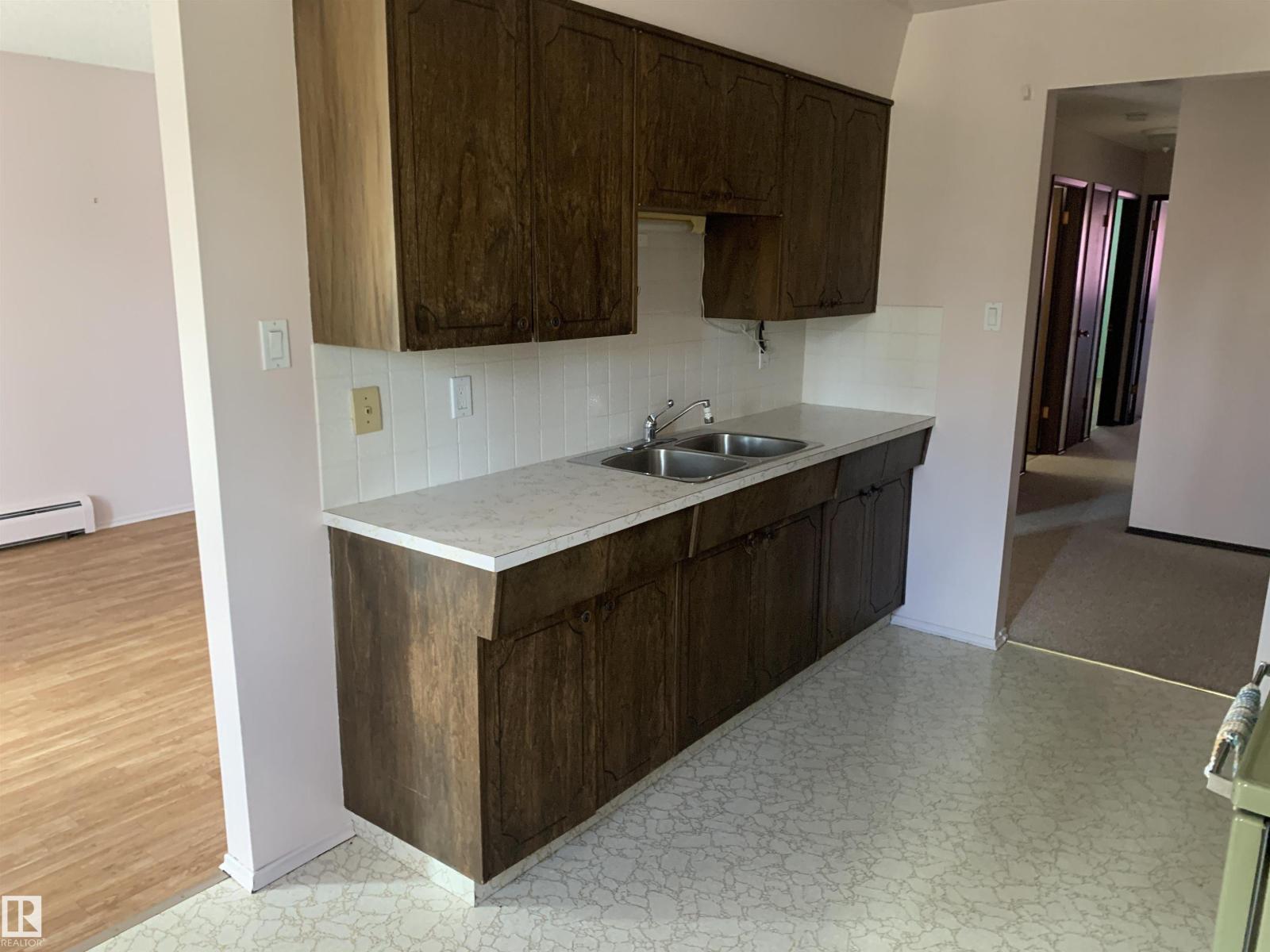 8924 85 AV NW