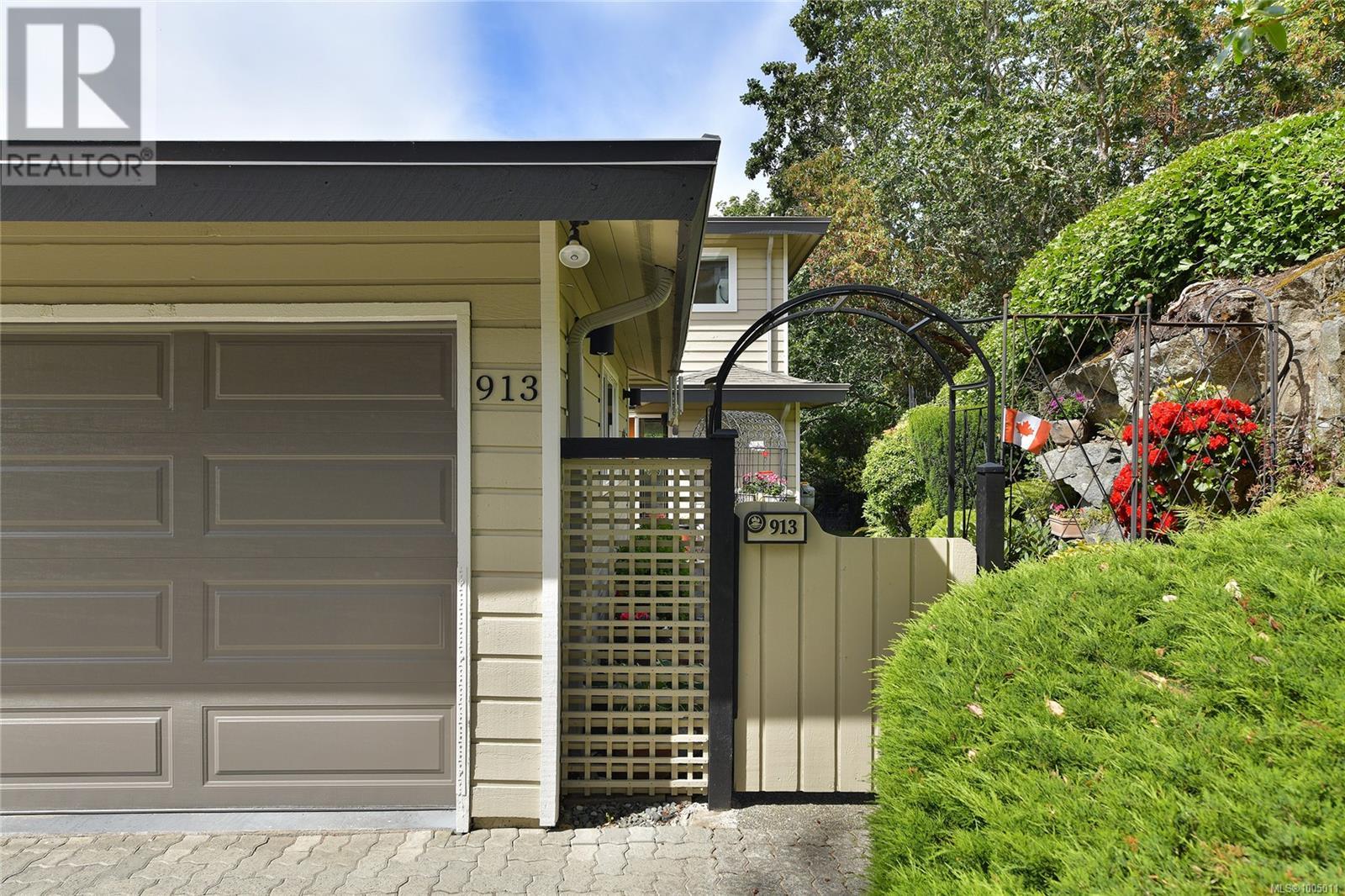 913 2829 Arbutus Rd