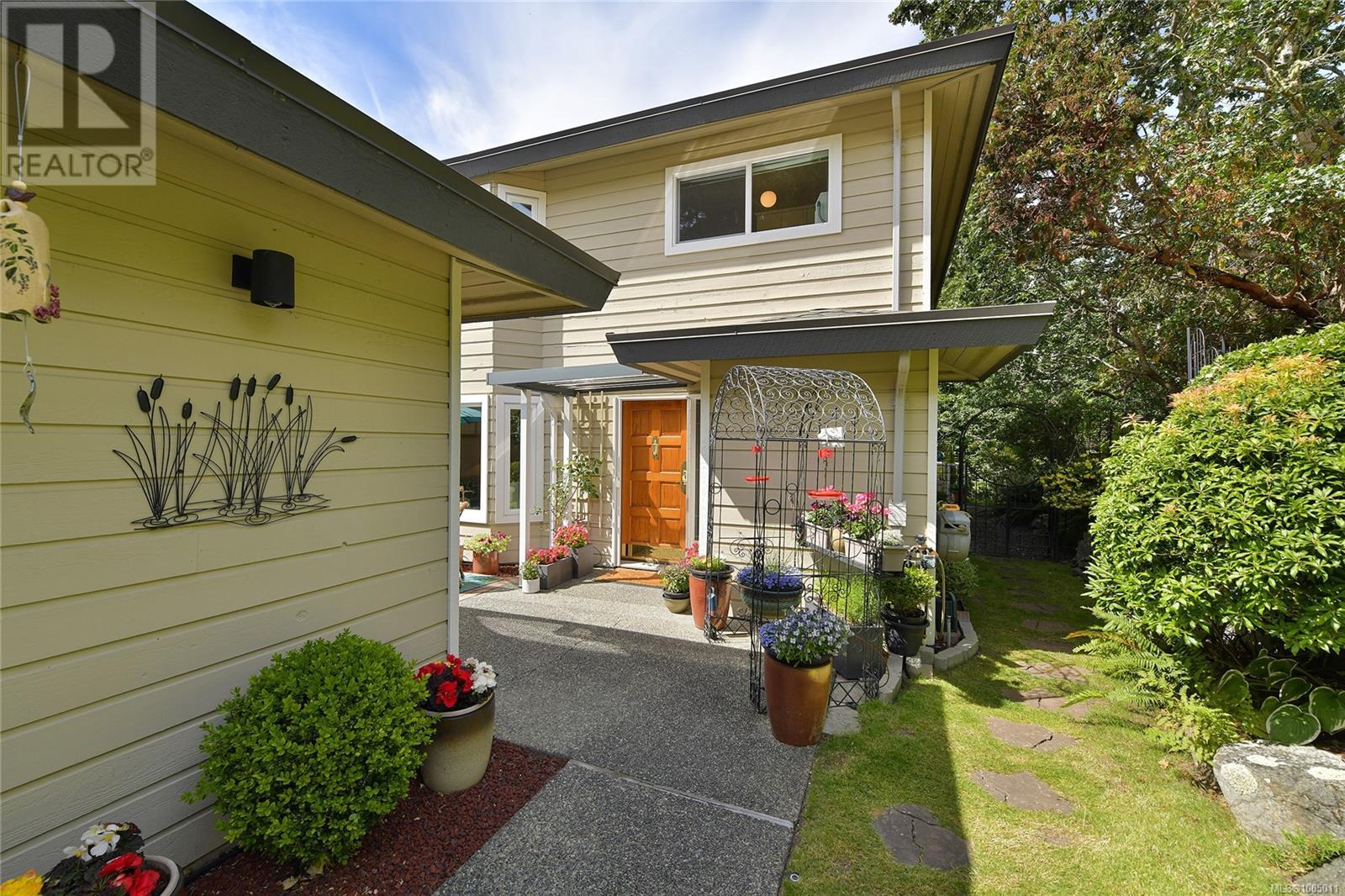 913 2829 Arbutus Rd