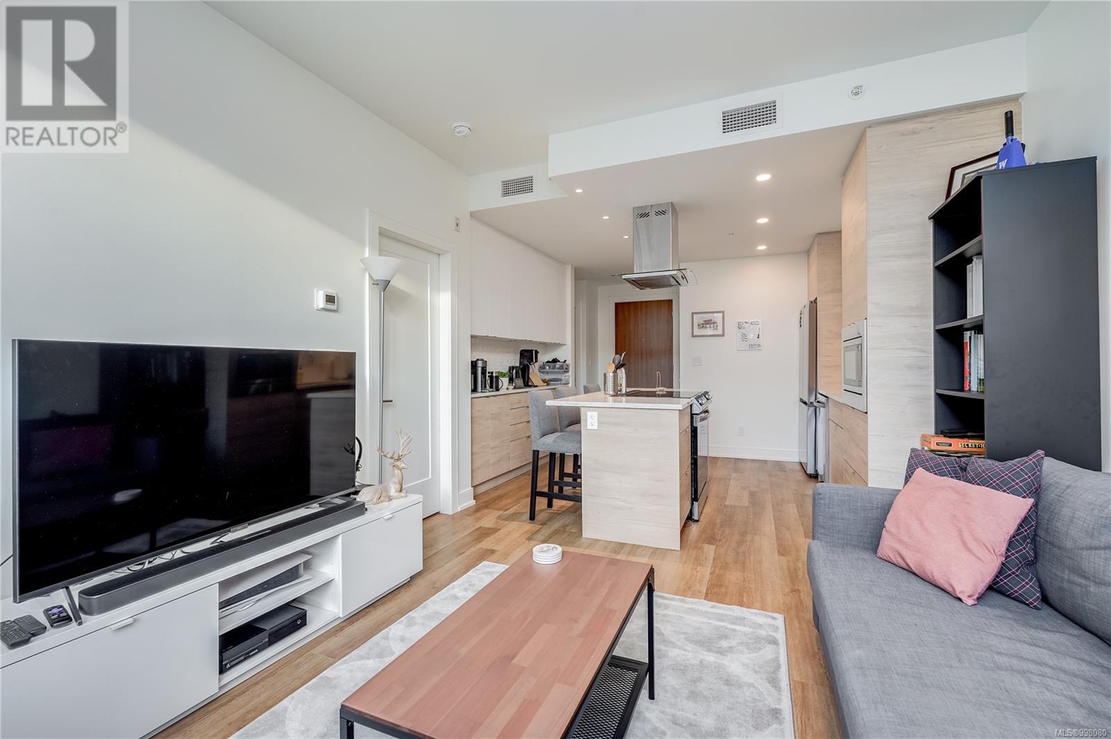 710 1628 Store St
