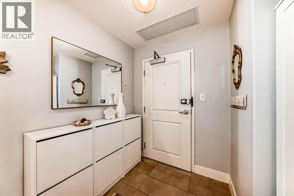 1907, 77 Spruce Place SW