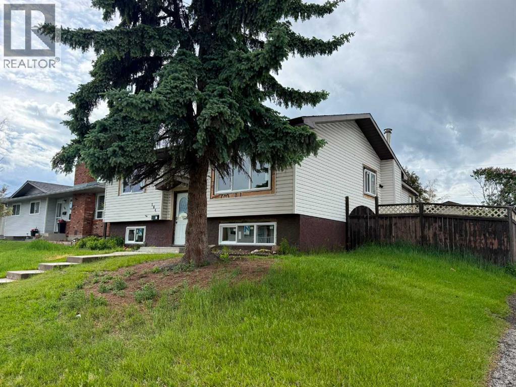 164 Manora Crescent NE