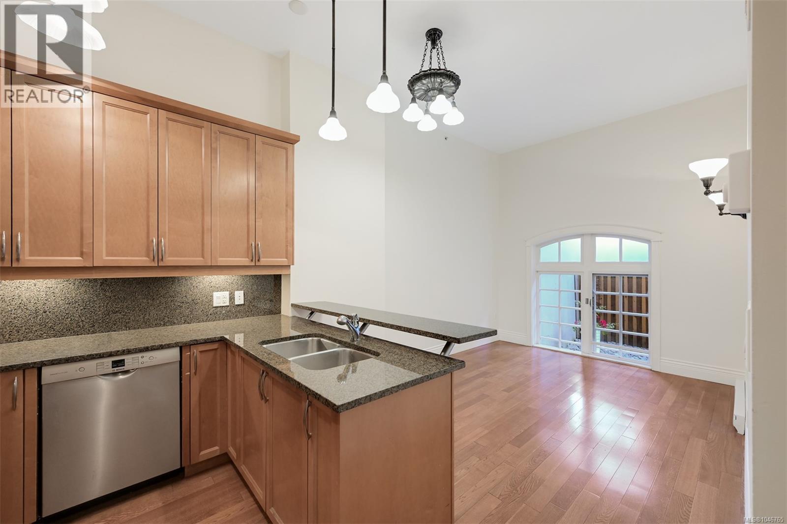203 1602 Quadra St