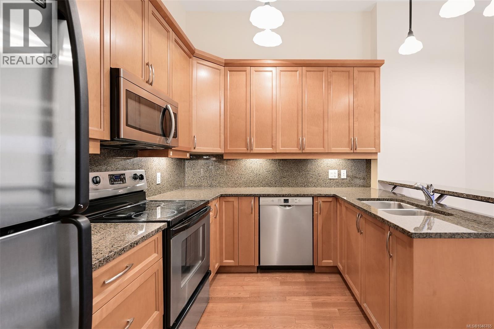 203 1602 Quadra St