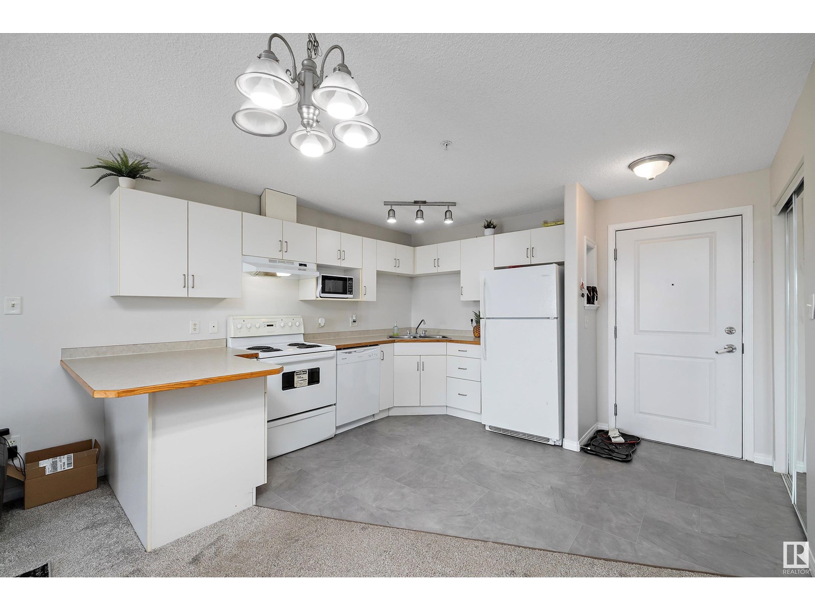 #404 11325 83 ST NW