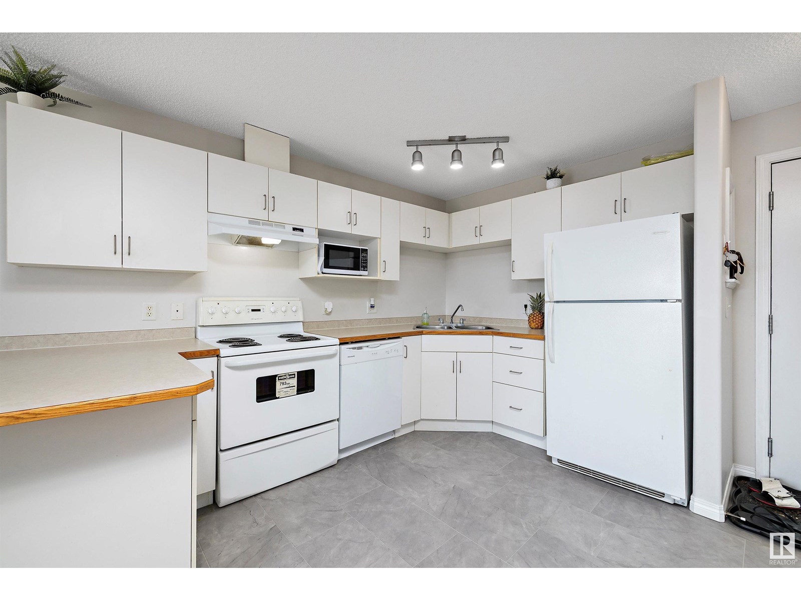 #404 11325 83 ST NW
